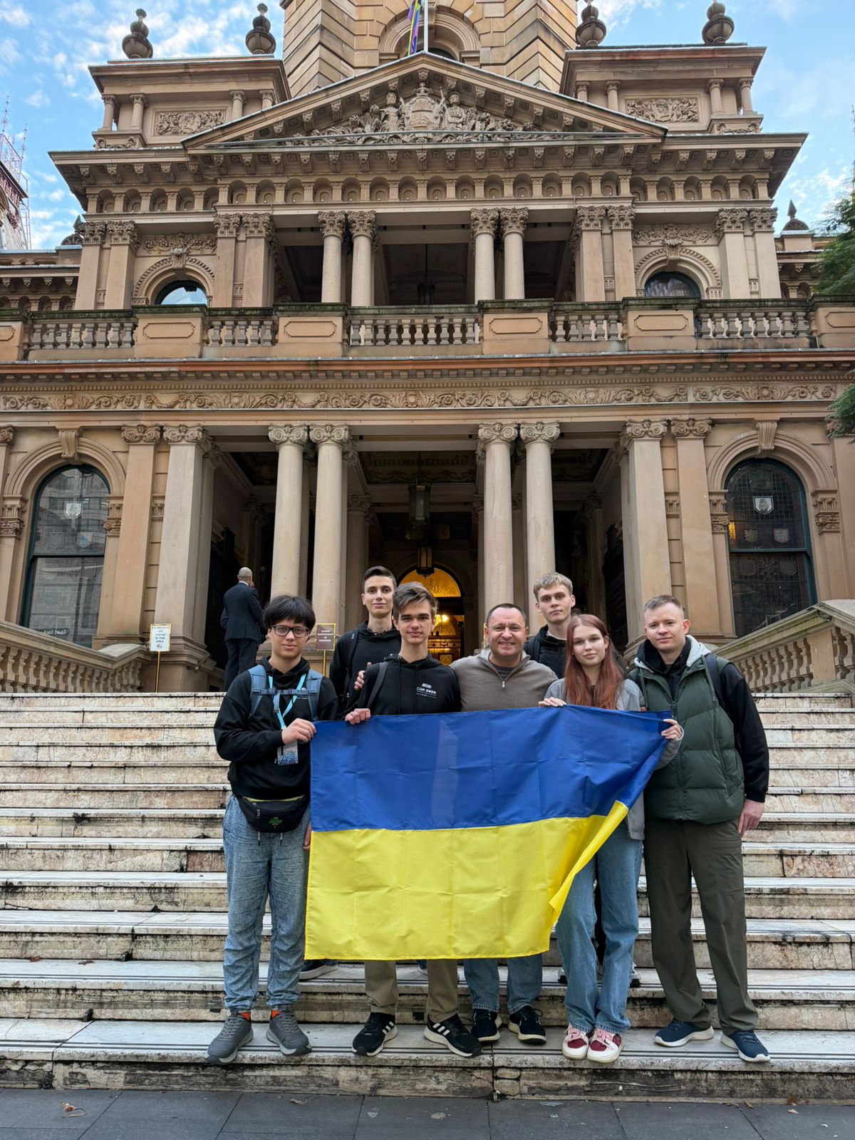 Українська делегація з прапором України в Сіднеї